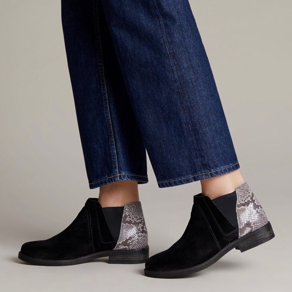 NIB Clarks Demi Beat Ankle Boots Bootie Black Suede Snake Combo 8M 39
